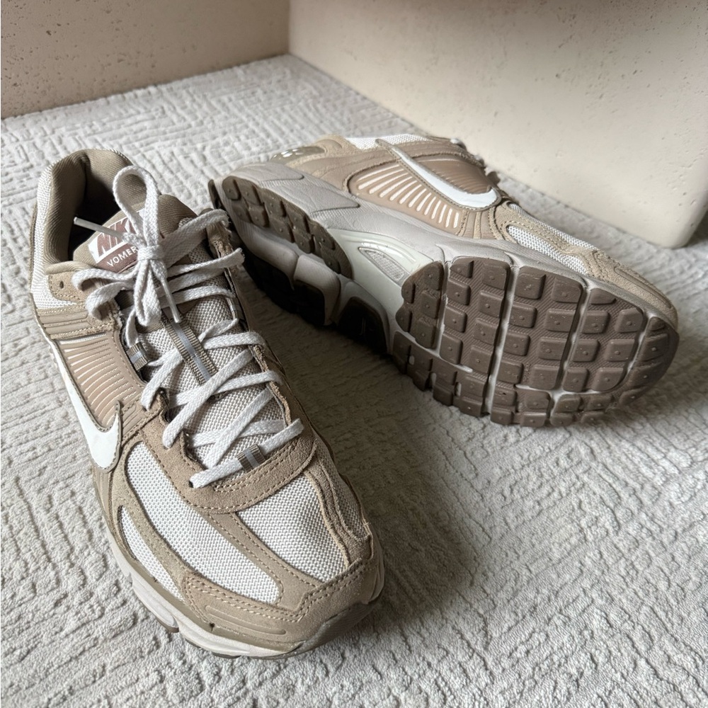 Nike Vomero 5 Tan and White Sneakers